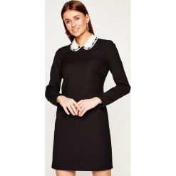 Sukienka koktajlowa Red Valentino TR3VAN75. Czarne sukienki damskie Red Valentino, bez wzorów, z elastanu, wizytowe, bez kołnierzyka, bez rękawów. W wyprzedaży za 1489,00 zł.