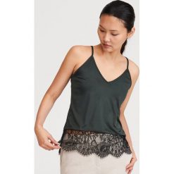 Top z koronką - Khaki. Brązowe topy damskie Reserved, s, w koronkowe wzory, z koronki, bez kołnierzyka. Za 59,99 zł.