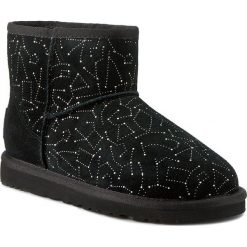 Buty UGG - W Classic Mini Constellation 1010244 Blk. Czarne kozaki damskie Ugg, na zimę, z wełny, na niskim obcasie, bez zapięcia. Za 963,00 zł.