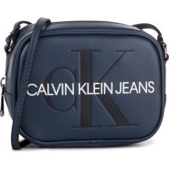 Torebka CALVIN KLEIN JEANS - Sculpted Monogram Camera Bag K60K605524 476. Niebieskie listonoszki damskie Calvin Klein Jeans, bez wzorów, z jeansu, bez dodatków. Za 269,00 zł.