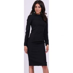 Sukienka w kolorze czarnym. Czarne sukienki damskie Jesienny butik, xs, bez wzorów, ze stójką, bez rękawów, midi. W wyprzedaży za 129,95 zł.