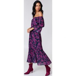 NA-KD Boho Sukienka z odkrytymi ramionami - Blue. Niebieskie sukienki damskie marki NA-KD Boho, z nadrukiem, z tkaniny, boho, z falbankami, z krótkim rękawem, krótkie, midi, z odkrytymi ramionami. W wyprzedaży za 113,58 zł.