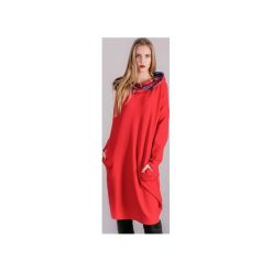 Sukienka z kominem oversize CZERWONA Z WZOREM. Czerwone sukienki damskie 3 for u, na zimę, bez wzorów, z tkaniny, klasyczne, z kominem, z długim rękawem, długie, mini, oversize. Za 199,00 zł.