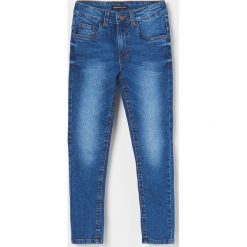 Jeansy z przetarciami slim fit - Niebieski. Niebieskie jeansy męskie Reserved, m, bez wzorów. Za 69,99 zł.