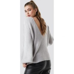 Linn Ahlborg x NA-KD Sweter z głębokim dekoltem na plecach - Grey. Szare swetry klasyczne damskie marki Linn Ahlborg x NA-KD, z dzianiny, z dekoltem na plecach. Za 161,95 zł.