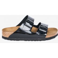Birkenstock - Klapki. Czarne klapki damskie Birkenstock, bez wzorów, ze skóry, bez obcasa, na płaskiej podeszwie. W wyprzedaży za 249,90 zł.