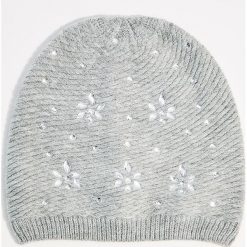 Czapka beanie z połyskującą aplikacją - Jasny szar. Szare czapki damskie Mohito, z aplikacjami. Za 39,99 zł.