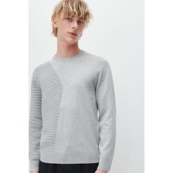 Sweter ze strukturalną dzianiną - Jasny szary. Szare swetry męskie Reserved, s, bez wzorów, z dzianiny, bez kołnierzyka, bez kaptura. Za 119,99 zł.