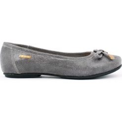 Miękkie baleriny na płaskiej podeszwie z kokardką - skóra naturalna - model 012 - kolor szary. Szare baleriny damskie Zapato, bez wzorów, ze skóry, bez obcasa, na płaskiej podeszwie. W wyprzedaży za 173,40 zł.
