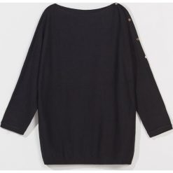 Sweter z ozdobnymi guzikami -. Swetry damskie Mohito, s, bez wzorów, bez rękawów, bez kaptura. Za 79,99 zł.