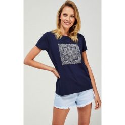 T-shirt z nadrukiem. Niebieskie bluzki damskie Moodo, m, z nadrukiem, z bawełny, klasyczne, z okrągłym kołnierzem, z krótkim rękawem. Za 34,99 zł.