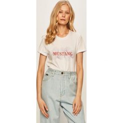 Mustang - T-shirt. Białe bluzki damskie Mustang, s, z nadrukiem, z bawełny, casualowe, z okrągłym kołnierzem. W wyprzedaży za 59,90 zł.