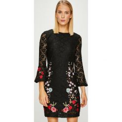 Desigual - Sukienka. Brązowe sukienki Desigual, na co dzień, z haftami, z elastanu, casualowe, z okrągłym kołnierzem, mini, proste. W wyprzedaży za 349,90 zł.