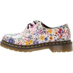 Dr. Martens 1461 3 EYE SHOE WANDERLUST BACKHAND Oksfordki bone/mallow pink. Różowe jazzówki damskie marki Dr. Martens, eleganckie, na sznurówki. W wyprzedaży za 535,20 zł.