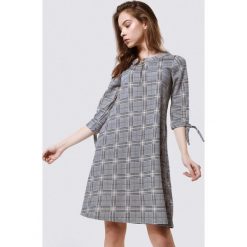 Szaro-Żółta Sukienka Deferential. Szare sukienki damskie Born2be, xl, bez wzorów, z okrągłym kołnierzem, bez rękawów, mini. Za 59,99 zł.