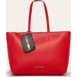 Calvin Klein - Torebka. Czerwone torby damskie na zakupy Calvin Klein, w paski, ze skóry ekologicznej, na ramię, duże, bez dodatków. W wyprzedaży za 499,90 zł.