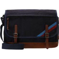 Fossil DEFENDER Torba na ramię navy. Niebieskie torby męskie na ramię marki Fossil. W wyprzedaży za 599,20 zł.