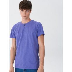 T-shirt z guzikami - Fioletowy. Fioletowe t-shirty męskie House, s, bez wzorów, bez kołnierzyka. W wyprzedaży za 19,99 zł.
