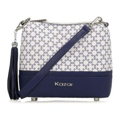Torebka w kolorze biało-granatowym ze wzorem - (S)22 x (W)18 x (G)8 cm. Niebieskie torebki klasyczne damskie Kazar, w paski, ze skóry, na ramię, bez dodatków. W wyprzedaży za 379,95 zł.