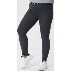 Ciemnoszare Legginsy Outlet. Szare legginsy damskie Born2be, xl, z napisami. Za 29,99 zł.