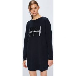 Calvin Klein Jeans - Sukienka. Czarne sukienki damskie dzianinowe marki Calvin Klein Jeans, na co dzień, s, z nadrukiem, casualowe, z okrągłym kołnierzem, mini. W wyprzedaży za 359,90 zł.
