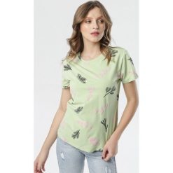 Jasnozielony T-shirt Adrasteia. Zielone bluzki damskie Born2be, s, bez wzorów, z okrągłym kołnierzem, z krótkim rękawem. Za 39,99 zł.