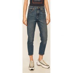 Wrangler - Jeansy W251VG081. Niebieskie jeansy damskie Wrangler, z obniżonym stanem. W wyprzedaży za 259,90 zł.