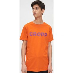 Koszulka Cropp basic - Pomarańczowy. Pomarańczowe koszulki męskie Cropp, s, bez wzorów, bez kołnierzyka, bez rękawów. Za 29,99 zł.