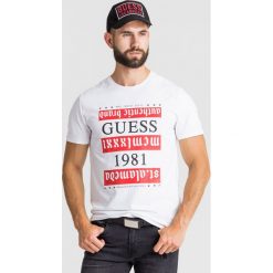 T-SHIRT GOTHIC FLAG GUESS. Białe t-shirty męskie Guess, m, z nadrukiem, z elastanu, z okrągłym kołnierzem. Za 84,50 zł.