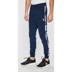 Reebok Classic - Spodnie. Niebieskie spodnie męskie Reebok Classic, na co dzień, s, bez wzorów, z bawełny, casualowe. W wyprzedaży za 179,90 zł.