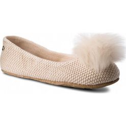 Kapcie UGG - W Andi 1020300 W/Crm. Brązowe klapki damskie marki Ugg, bez wzorów, ze skóry, bez obcasa. W wyprzedaży za 269,00 zł.
