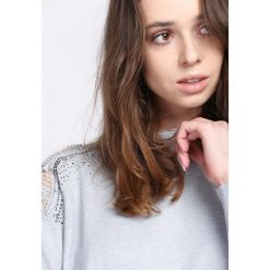 Szary Sweter Cherry Lips. Czerwone swetry klasyczne damskie marki Born2be, l, z koronki, z okrągłym kołnierzem. Za 79,99 zł.