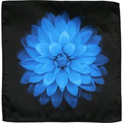 Czarna Elegancka Poszetka Męska -ALTIES- w Błękitny Trójwymiarowy Kwiatek POSZALTS0325. Niebieskie poszetki męskie Alties, bez wzorów, eleganckie. Za 27,00 zł.