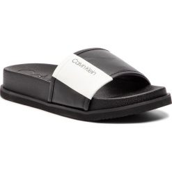 Klapki CALVIN KLEIN - Milan E8937 Black/White. Czarne klapki damskie Calvin Klein, bez wzorów, ze skóry ekologicznej, bez obcasa. Za 419,00 zł.