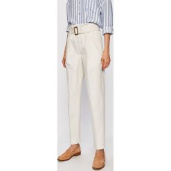 Polo Ralph Lauren - Spodnie. Spodnie damskie Polo Ralph Lauren, w paski, z bawełny, casualowe. W wyprzedaży za 569,90 zł.