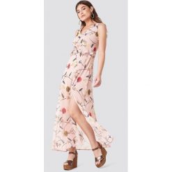 Trendyol Wzorzysta sukienka z rozcięciem - Multicolor. Szare sukienki damskie Trendyol, bez wzorów, z poliesteru, z falbankami, bez rękawów. W wyprzedaży za 54,58 zł.