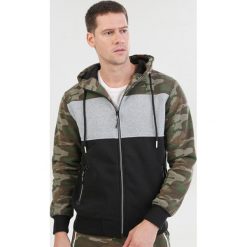 Czarna Bluza Cahrnys. Czarne bluzy męskie Born2be, s, bez wzorów, bez kołnierzyka, bez rękawów, bez kaptura. Za 69,99 zł.