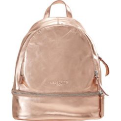 Liebeskind Berlin LOTTAZ Plecak metallic foil rose. Różowe plecaki damskie marki Liebeskind Berlin. W wyprzedaży za 639,20 zł.