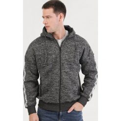 Szara Bluza Zrixlith. Szare bluzy męskie Born2be, xl, bez wzorów, bez kołnierzyka, bez rękawów, bez kaptura. Za 79,99 zł.