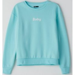 Bluza z napisem - Niebieski. Niebieskie bluzy damskie Cropp, s, z napisami, bez rękawów, bez kaptura. Za 49,99 zł.