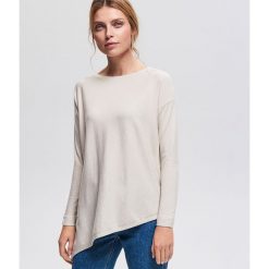Sweter z asymetrycznym dołem - Kremowy. Białe swetry damskie Reserved, s, bez wzorów, bez rękawów, bez kaptura. W wyprzedaży za 34,99 zł.