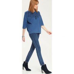 BLUZA NIEROZPINANA DAMSKA Z NADRUKIEM. Niebieskie bluzy damskie z nadrukiem marki Top Secret. W wyprzedaży za 49,99 zł.