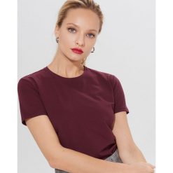 Bawełniana koszulka basic - Bordowy. Czerwone koszulki damskie Mohito, s, bez wzorów, z bawełny, bez kołnierzyka, bez rękawów. Za 29,99 zł.