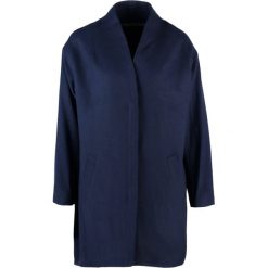 Rue de Femme COCOON Krótki płaszcz deep water. Niebieskie płaszcze damskie marki Rue de Femme, xl, z poliesteru, krótkie. W wyprzedaży za 503,30 zł.