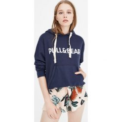 Bluza z kapturem i logo. Zielone bluzy damskie z kapturem marki Pull&Bear. Za 89,90 zł.
