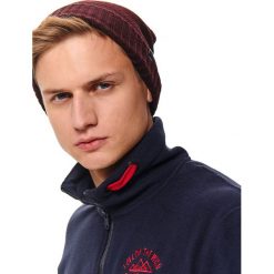 Czapka męska. Czerwone czapki męskie Top Secret, na zimę, bez wzorów, z dzianiny. W wyprzedaży za 14,99 zł.
