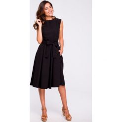 Sukienka rozkloszowana bez rękawów czarna - xl. Czarne sukienki damskie e-margeritka.pl, s, bez wzorów, z poliesteru, eleganckie, z długim rękawem, długie, bez kaptura. Za 184,99 zł.