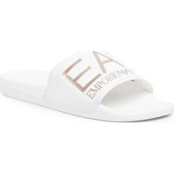Klapki EA7 EMPORIO ARMANI - XCP001 XCC22 M632 Shiny White/Rose Gol. Białe klapki damskie EA7 Emporio Armani, bez wzorów, ze skóry ekologicznej, bez obcasa. Za 199,00 zł.
