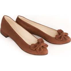 Nubukowe balerinki z ozdobną kokardą - skóra naturalna - model 048 - kolor brąz przecierany. Baleriny damskie Zapato, bez wzorów, ze skóry, bez obcasa. Za 299,00 zł.