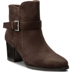 Botki CAPRICE - 9-25325-29 Dk Brown Suede 338. Brązowe botki damskie na obcasie marki Caprice, z materiału. W wyprzedaży za 259,00 zł.